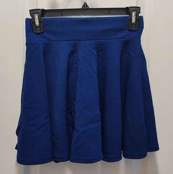 3 smooth waisted short pleated skater skirts (no shorts underneath) never worn - Picture 2 of 8